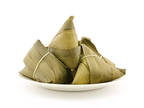 Geleneksel sarılı pirinç köfte veya zongzi bir tabakta ayırma