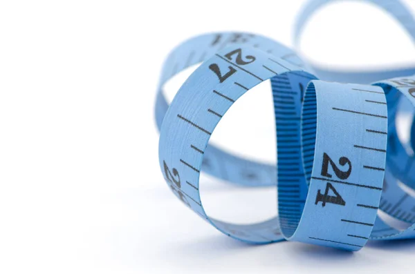 Gros plan du ruban à mesurer bleu pour le concept de santé, isolé sur — Photo