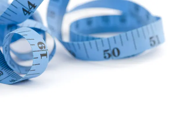 Gros plan du ruban à mesurer bleu pour le concept de santé, isolé sur — Photo