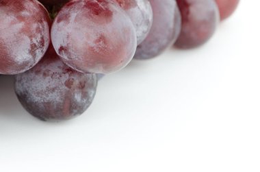 Kırmızı üzüm beyaz arka plan üzerinde izole kapatmak