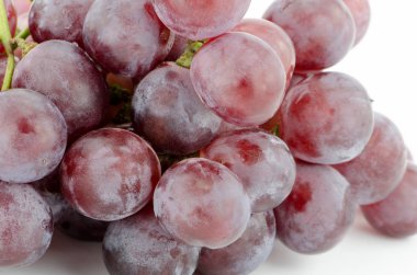 Kırmızı üzüm beyaz arka plan üzerinde izole kapatmak