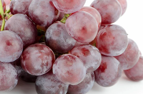 Kırmızı üzüm beyaz arka plan üzerinde izole kapatmak