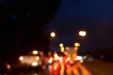 Gece trafiği, bulanıklık ve odak dışında.