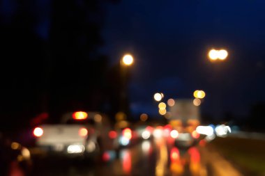 Gece trafiği, bulanıklık ve odak dışında.