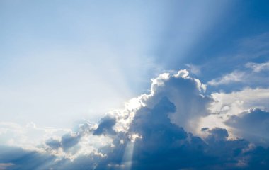 Sun ray, mavi gökyüzü ve bulutlar.