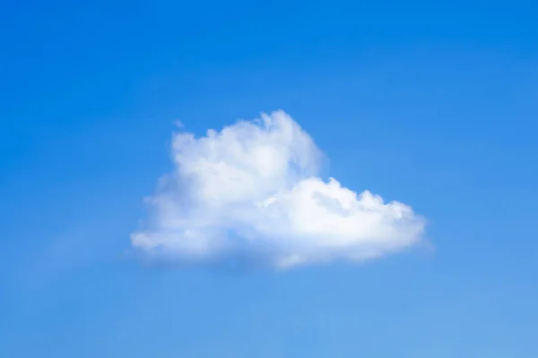 Cielo azul y nubes, brillante y brillante . — Foto de Stock