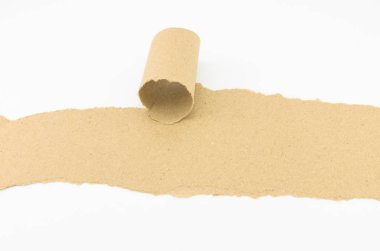 Beyaz arka plan üzerinde top boş kahverengi kağıt.