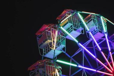 Vintage renkli ışıklar Farris tekerlekler yolculuğu gece