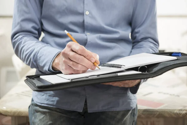 Man takes note — Stock Photo, Image