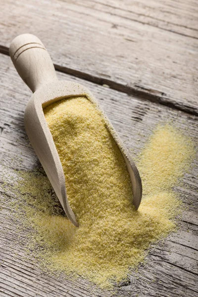 Farinha amarela em colher — Fotografia de Stock