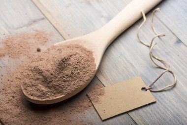 üzerine kaşık kakao