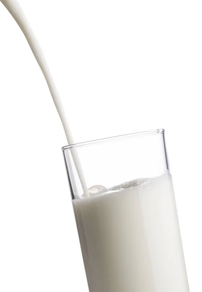 Выливание молока в стекло — стоковое фото