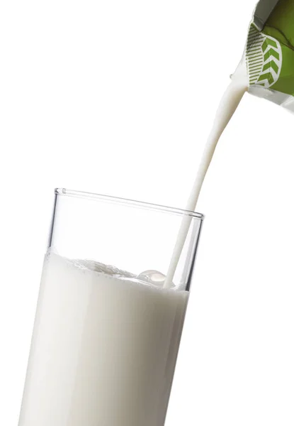 Gieten van melk in glazen — Stockfoto