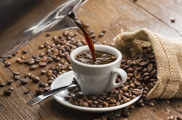 Gieten van zwarte koffie — Stockfoto