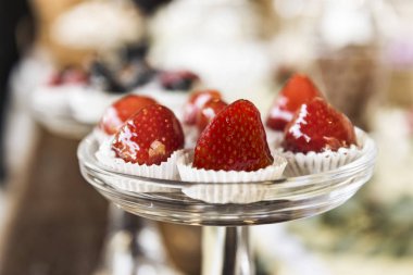 tepsi üzerinde meyve hamur işleri