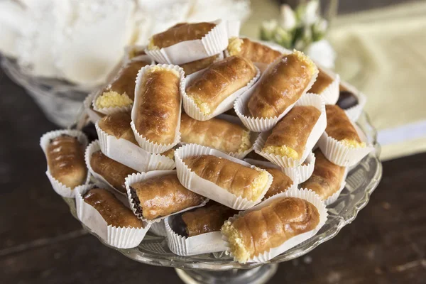 Cream pastries on tray — Stock Photo, Image