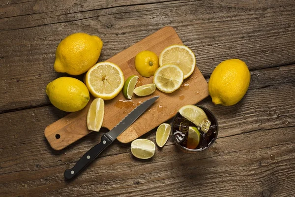 Zitronenscheiben auf dem Tisch — Stockfoto