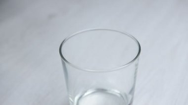 cam şişe içine doğal su dökme. Dairesel hareketlerle çekim