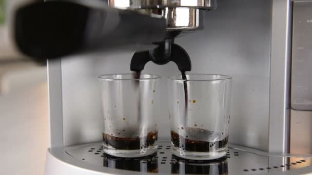 Kaffeemaschine Betrieb Füllt Zwei Glasbecher Kaffee Aufnahmeclip Mit Kreisender Bewegung — Stockvideo