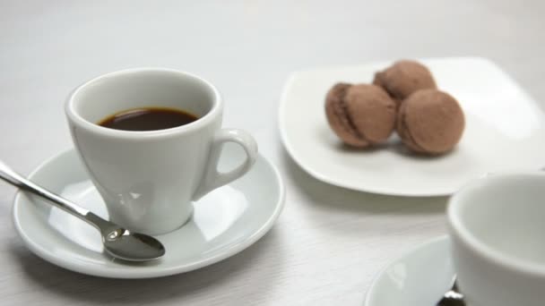 コーヒー ポットはテーブルの上のカップにブラック コーヒーを注ぐします 円運動で撮影 — ストック動画