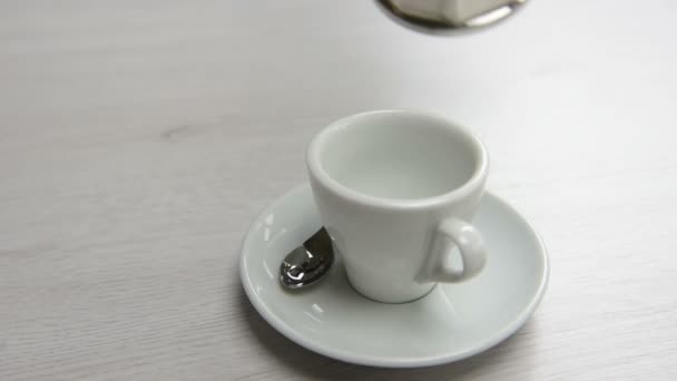 Kaffeekanne Die Schwarzen Kaffee Die Tasse Auf Dem Tisch Gießt — Stockvideo