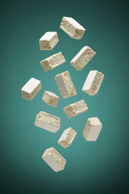 Yeşil arka planda uçan küçük fındık parçaları