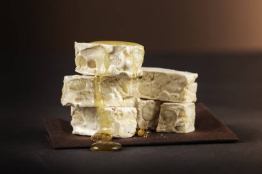 Koyu masada ballı küçük fındık parçaları.