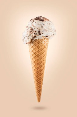 Renkli arka planda Stracciatella dondurma külahı