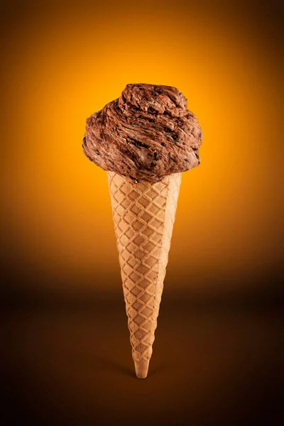 Cono Gelato Cioccolato Sfondo Marrone — Foto Stock