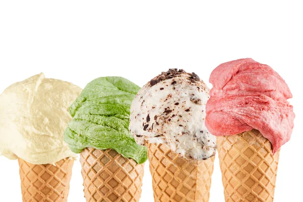 Coni Gelato Primo Piano Con Diversi Sapori Sfondo Bianco — Foto Stock