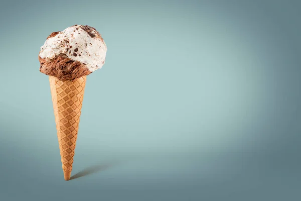 Cioccolato Gelato Alla Vaniglia Cono Sfondo Colorato — Foto Stock