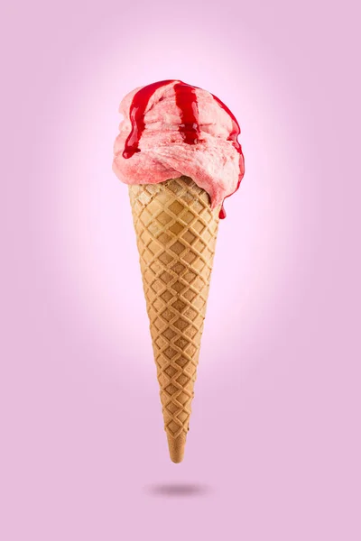 Cono Gelato Alla Fragola Con Ciliegina Sfondo Colorato — Foto Stock