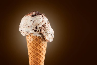 Kahverengi arka planda Stracciatella dondurma külahı