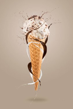 Stracciatella dondurma külahı. Renkli arka planda etrafa süt sıçratıyor.