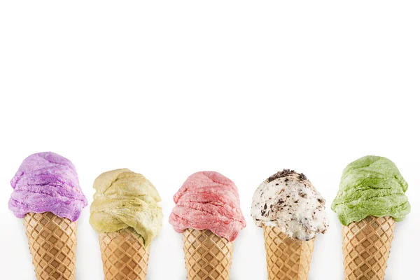 Coni Gelato Con Diversi Sapori Sfondo Bianco Con Spazio Copia — Foto Stock