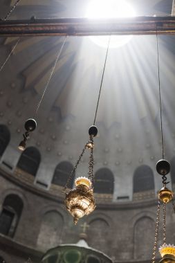 Kilise güneş ışınları