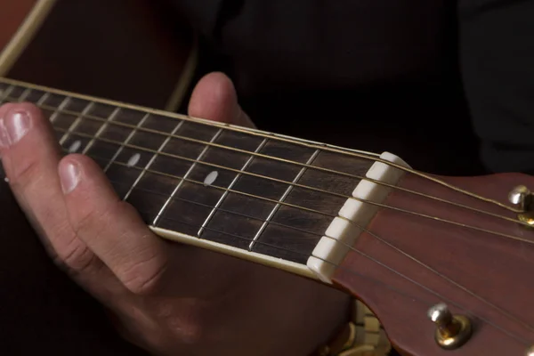 Het spelen van gitaar Hand — Stockfoto