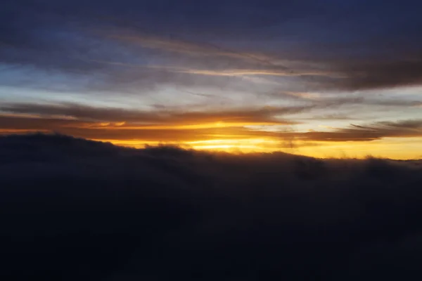 Dramático amanecer sobre nubes — Foto de Stock