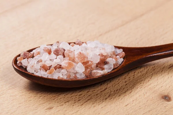 Sól na brązowy łyżka — Zdjęcie stockowe