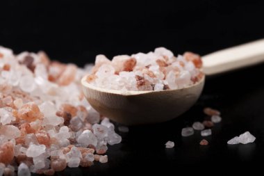 Siyah üzerine tuz kaşık