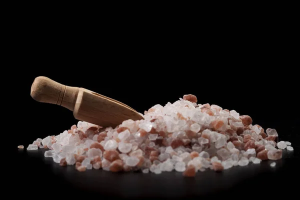 Gewürzlöffel auf Salz — Stockfoto