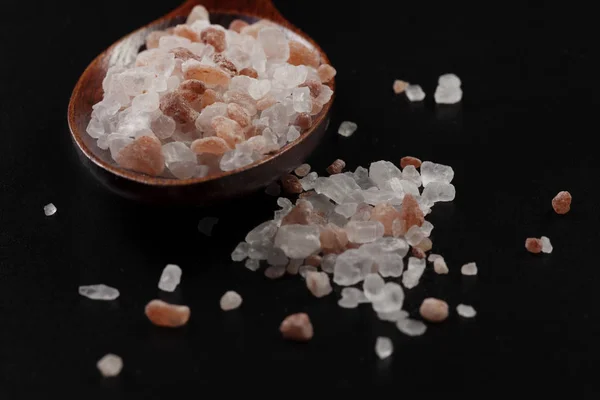 Krystaly soli na stole — Stock fotografie