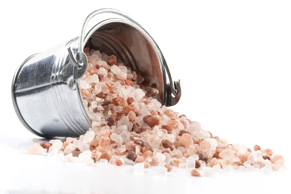Rozsypanou sůl na bílém — Stock fotografie