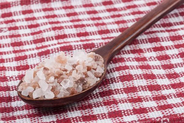 Salz im Holzlöffel — Stockfoto