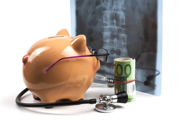 黒の聴診器と白い背景に分離されたユーロ紙幣ロール貯金 ヨーロッパの健康保険の費用 — ストック写真