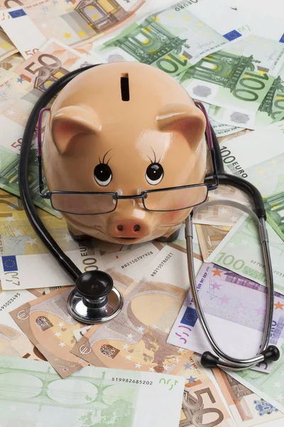 Piggy Bank Czarnym Stetoskopem Banknotach Euro Europejskie Koszty Ubezpieczenia Zdrowotnego — Zdjęcie stockowe