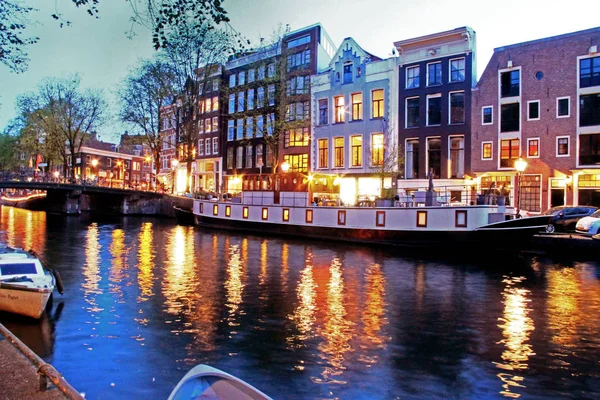 Баржа на канале Амстердама — стоковое фото