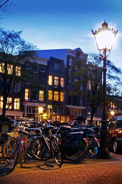 Bicicleta no canal de Amsterdã — Fotografia de Stock