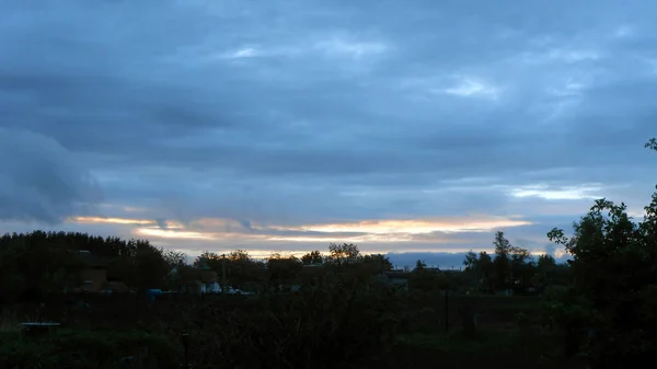 夕方の空とウクライナの村の風景 — ストック写真