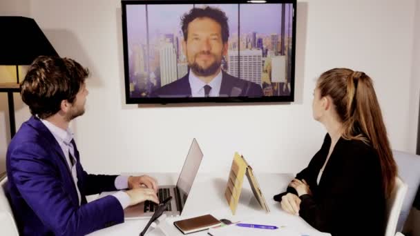 Zakelijke man en vrouw in de telefonische vergadering op het werk — Stockvideo